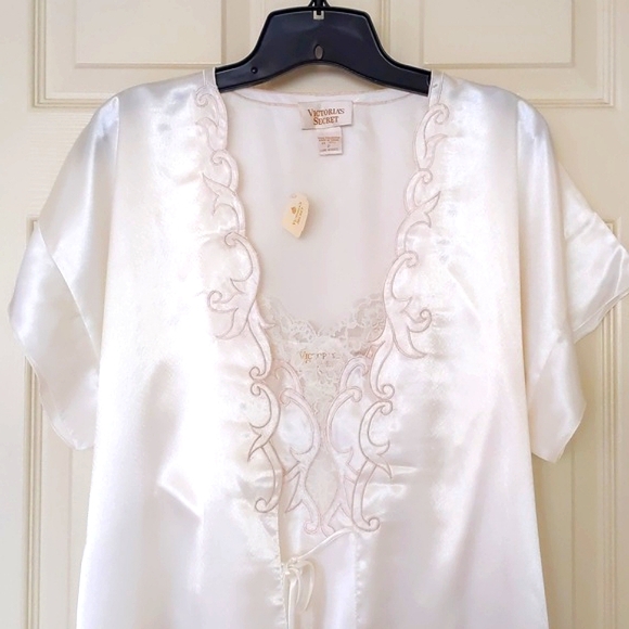 NWT. Victoria's Secret Cream Satin Embroidery and Lace Cami and Robe Set. - Picture 4 of 10